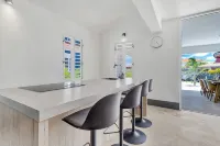 Waterfront 2-BR Oasis with dock – Near Beaches, Stunning Views & Relaxing Vibes! - Apartments