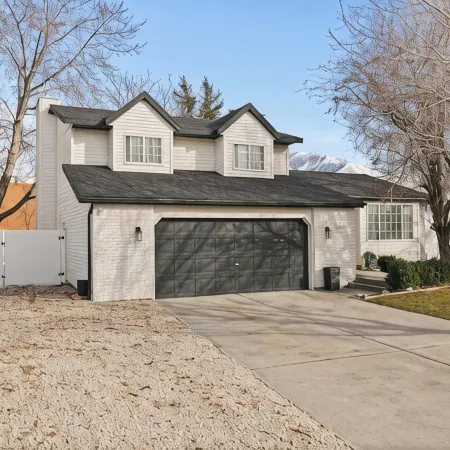 Spacious Home Near Ski Resort-3 Livingrooms, 2King Beds-2Gbfiber-Gameroom-HotTub
