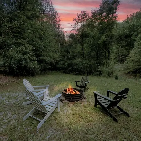 Nature’s Nest Hot Tub • Fire Pit • Deck Views • Near Old Man’s Cave
