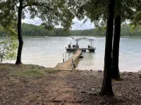 Lake front with dock & covered slip on Lake Hartwell. The Reese Retreat! - 3 estrellas
