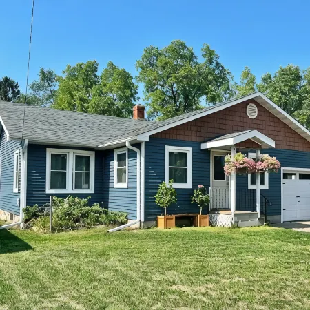 Cozy Cottage Steps from Pristine Chain O’ Lakes Waupaca-Pontoon Rental Option
