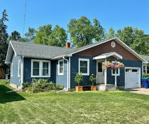 Cozy Cottage Steps from Pristine Chain O’ Lakes Waupaca-Pontoon Rental Option - 4-Star