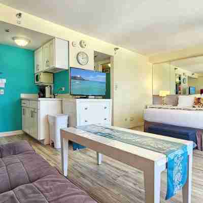 15th Floor Central Waikiki Studio with Pool, Sleeps 3 Rooms