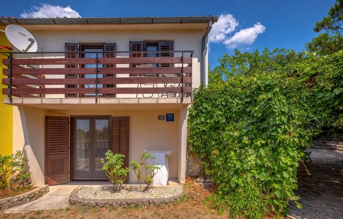 Kids friendly house with large private, fenced garden, pool, 1km beach
