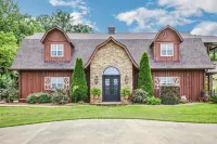 Incredible Farmhouse,18 Acres, Pool, 7 King Bds, Near Helen, Tiny Weddings! - Pools