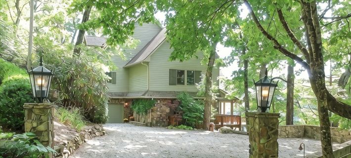10-min. drive to Cashiers. Scenic lake and mountain range vistas. Hotels in Hamburg
