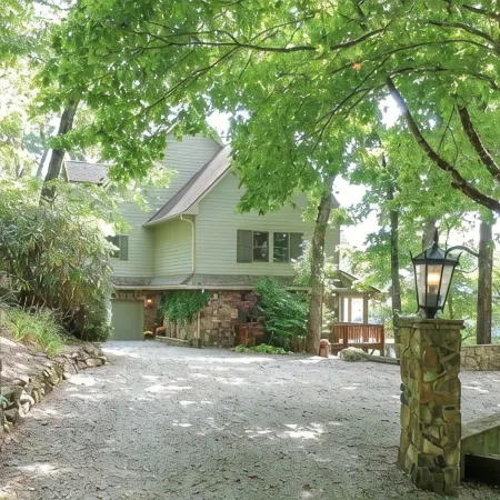10-min. drive to Cashiers. Scenic lake and mountain range vistas.