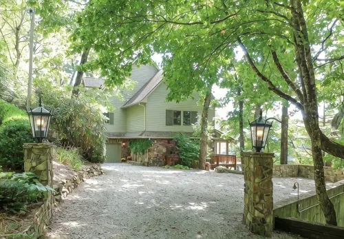 10-min. drive to Cashiers. Scenic lake and mountain range vistas. - Boutique