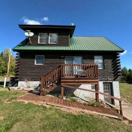 Cozy 1-bedroom cabin with AC, WiFi & garage in charming Ironwood
