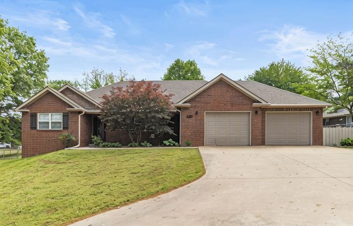 Lakeview Home in serene setting, 3 mi to Grove! Perfect for families & fishermen