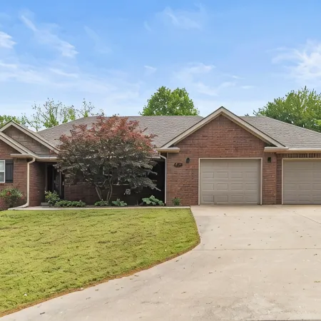 Lakeview Home in serene setting, 3 mi to Grove! Perfect for families & fishermen