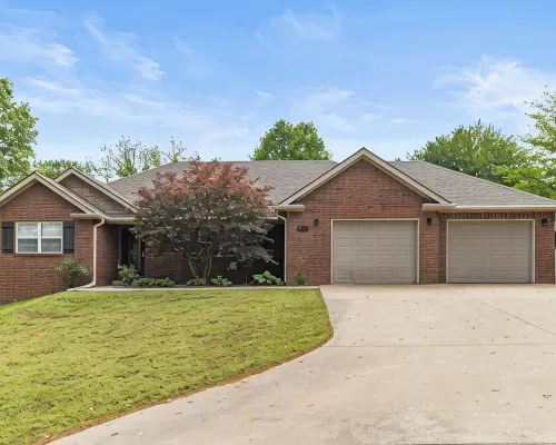 Lakeview Home in serene setting, 3 mi to Grove! Perfect for families & fishermen Hotels in Grove