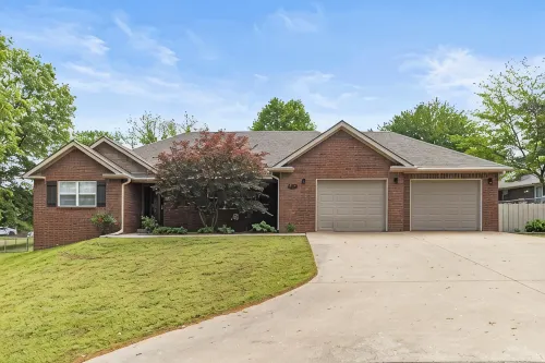 Lakeview Home in serene setting, 3 mi to Grove! Perfect for families & fishermen