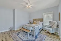 Bright airy lakeside home in gated community - 무료 와이파이