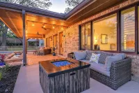Waterfront Home- 2 Pools, Waterslide, huge boat dock and perfect layout!! - Uima-altaat