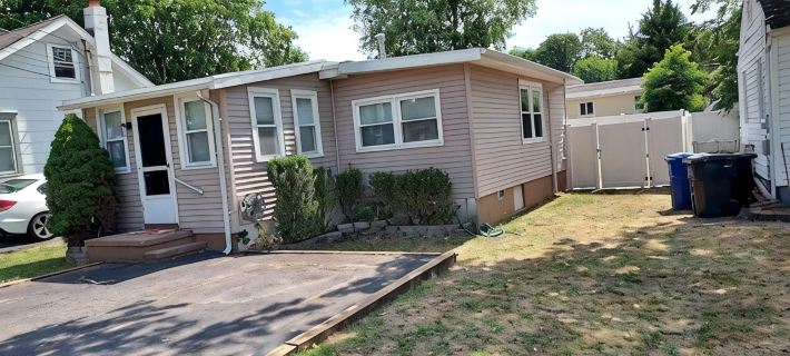 Beach Bungalow in peaceful Toms River with AC, WiFi, beach badges. โรงแรมในทอมส์ริเวอร์