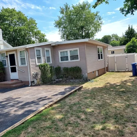 Beach Bungalow in peaceful Toms River with AC, WiFi, beach badges.