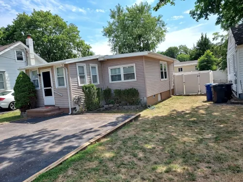 Beach Bungalow in peaceful Toms River with AC, WiFi, beach badges.