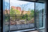 Modern 2 Bedroom 2 Bath Apartment in Heart of Quincy - พร้อมWifi