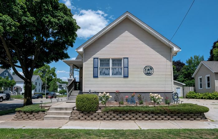 Family & Business Travel Ready- North Beach Bungalow!  Minutes to Everything!
