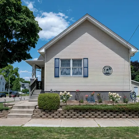 Family & Business Travel Ready- North Beach Bungalow!  Minutes to Everything!