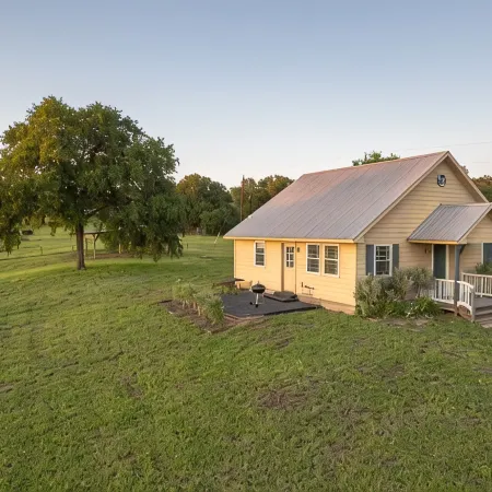 The Country Cottage w/ Beautiful Views-5 mi. from historic downtown