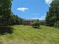 2-Bedroom Cottage On Lake Ainlsie Private Beach, Enjoy Fishing & Swimming. - 3-Star