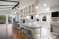Edgewater Retreat - 3Bed/2Bath Condo w/ Deck Overlooking the Bay & Parking - 4 ดาว
