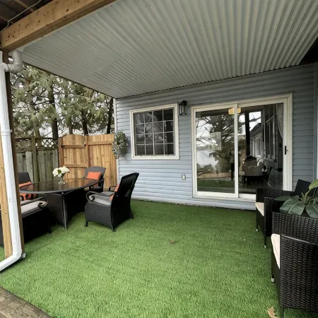 Cottage W LAKE VIEWS, beside waterfront trail and steps from beach