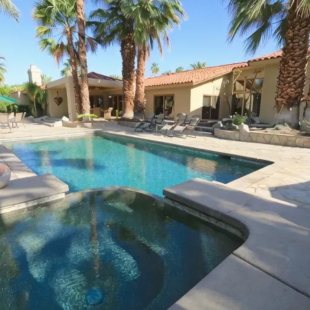 3 Bdrm Luxury. Gourmet Kitchen/Pool/Spa/Walk to Shops. Pets OK. Short/Long Term