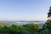 Fun cottage w/VIEW, minutes to downtown Eureka Springs, Beaver Lake, White River - 4-Star