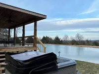 Bear Bottom Cabin! HUGE POND AND HOT TUB, KAYAKE, PADDLE BOAT, AND PADDLE BOARD! Hotéis em Compton