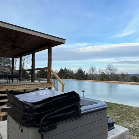 Bear Bottom Cabin! HUGE POND AND HOT TUB, KAYAKE, PADDLE BOAT, AND PADDLE BOARD! Hotel a Compton
