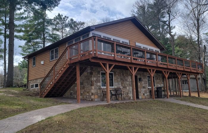 Beautiful and Spacious Lake Home! Large Deck Overlooking Lake!