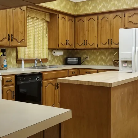 Spacious house with Wifi -- only 10 minutes from Hubbard Lake.