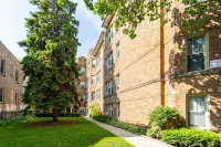 Stylish and Comfy Retreat 10 Minutes from Wrigley - Bungalows