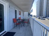 Cozy Ocean-Block and Centrally Located Condo with a Balcony - Homestays