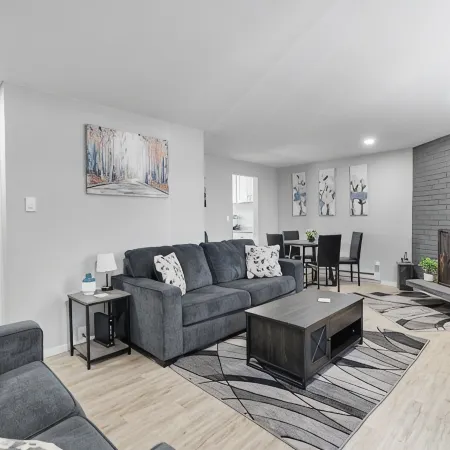 Beautiful remodeled 2 bedroom, walking distance from Downtown with AC