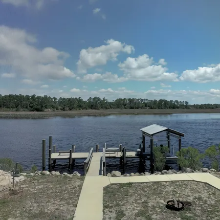 Fisherman's access and relaxation in a 2BR 2BA on River with Dock, Pet friendly!