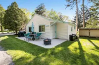 Schooner and Whoop-Ti-Do Cottages: Private Beach on Silver Lake! - Wifi