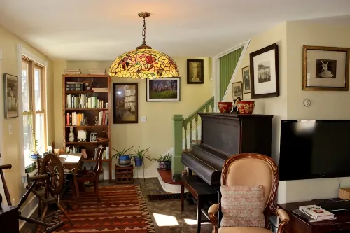 Charming 1920s Hillside Home Overlooking Valley and Rails-To-Trails - Homestays