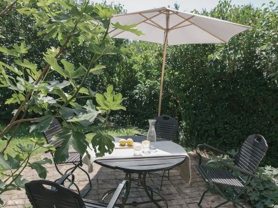 REMISE ground floor: Garden apartment with wood-burning stove, terrace and water access