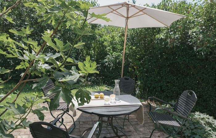 REMISE ground floor: Garden apartment with wood-burning stove, terrace and water access