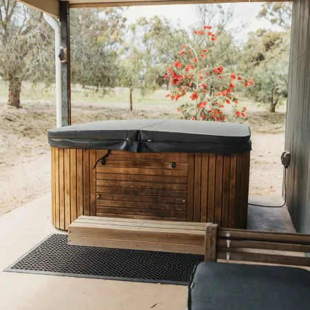 A tranquil 40 acre olive grove, comfort inside, fire pit & hot tub outside Отели в г. Клэр