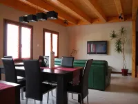 Typical Alsatian house in the heart of the vineyards and at the foot of the mountains Hotele w: Wintzenheim