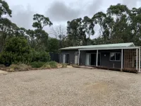 地道叢林環境中的明亮寬敞小屋