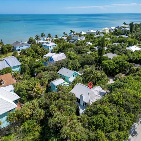 Charming Beach Cottage, 100 Steps to the Beach. Pet friendly. King Bed.