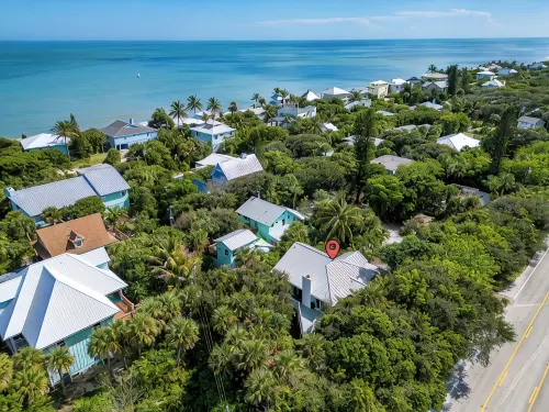 Charming Beach Cottage, 100 Steps to the Beach. Pet friendly. King Bed.
