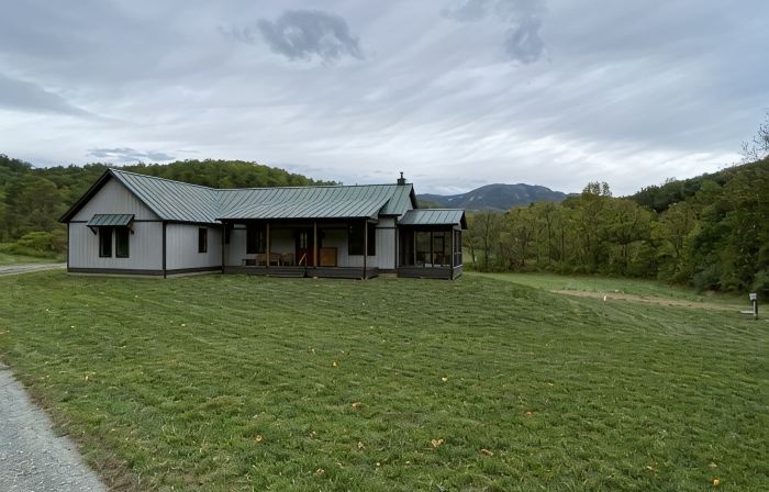 Sleeps 6, custom, gorgeous home on 180 acres, amazing views of Old Rag Mountain