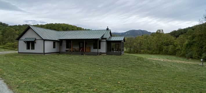 Sleeps 6, custom, gorgeous home on 180 acres, amazing views of Old Rag Mountain Hotels in Madison County